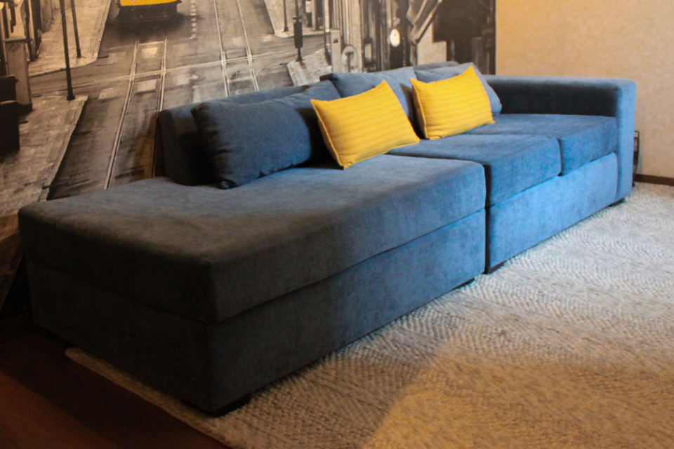 04.- SOFA BLUE LENGUER